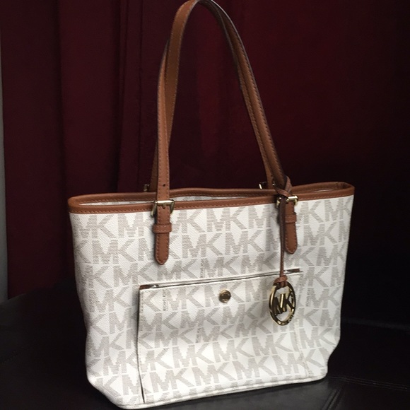 Michael Kors Handbags - ✨✨AuthenticSignature Michael Kors handbag✨✨